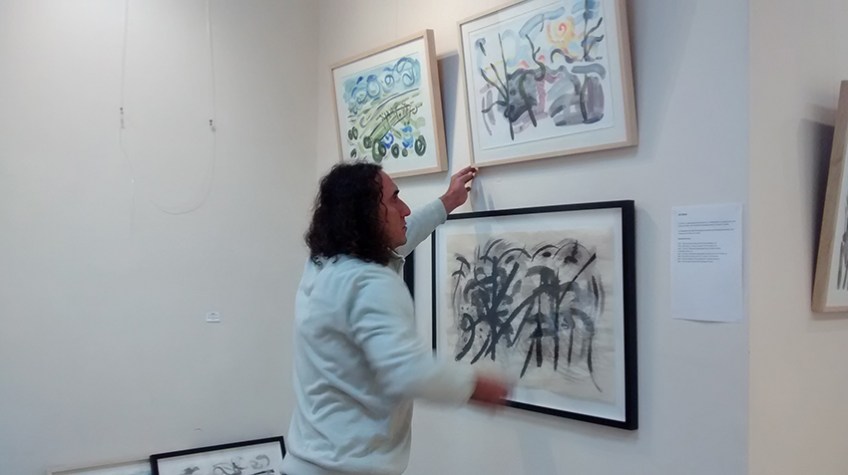 Roberto adjusting the pics